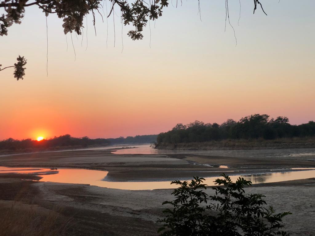 Brett May, Luangwa River, Lutaba River, North Luangwa River Lodge and Camp, Landschaft, Sonnenuntergang, Afrikarma, Afrikarma Safaris, Afrikarma Safaris. Wildnis. Hautnah., Afrikarma.de
