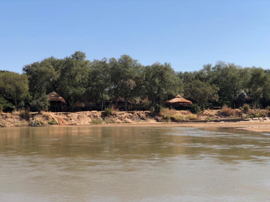 Brett May, Luangwa River, Lutaba River, North Luangwa River Lodge and Camp, Gesamtansicht, Uferlage, Afrikarma, Afrikarma Safaris, Afrikarma Safaris. Wildnis. Hautnah., Afrikarma.de