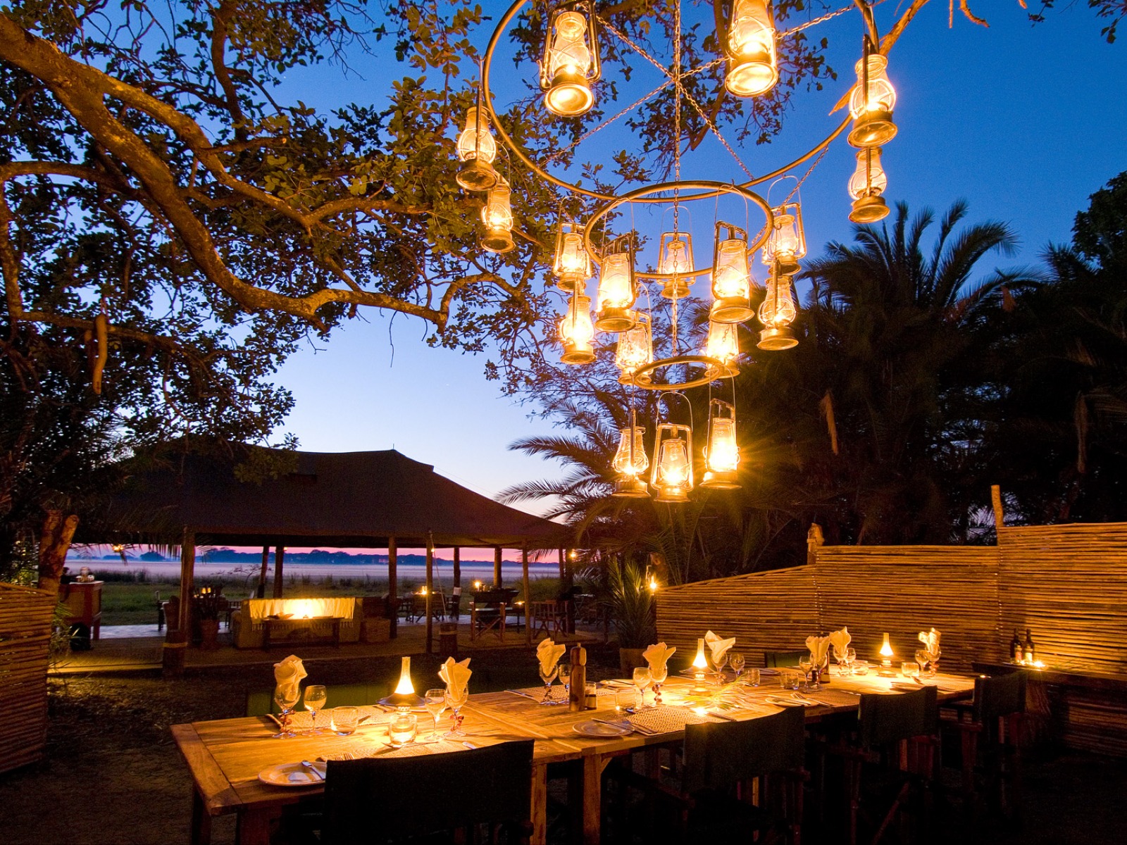 Busanga Bush Camp, Kafue, Kafue National Park, Kafue Nationalpark, Safari, Wilderness Safaris, Abend, Abendessen, Abendstimmung, Atmosphäre, Dämmerung, Dinner, Lampen, Laternen, Lichter, Romantik, Stimmung