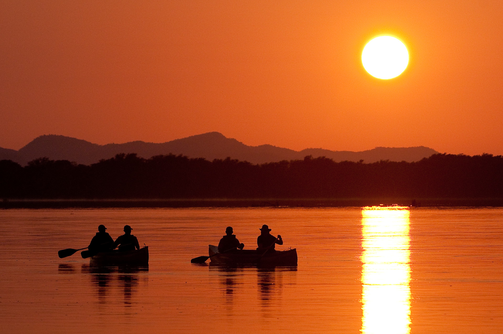 Chiawa Camp: Kanus im Sonnenuntergang