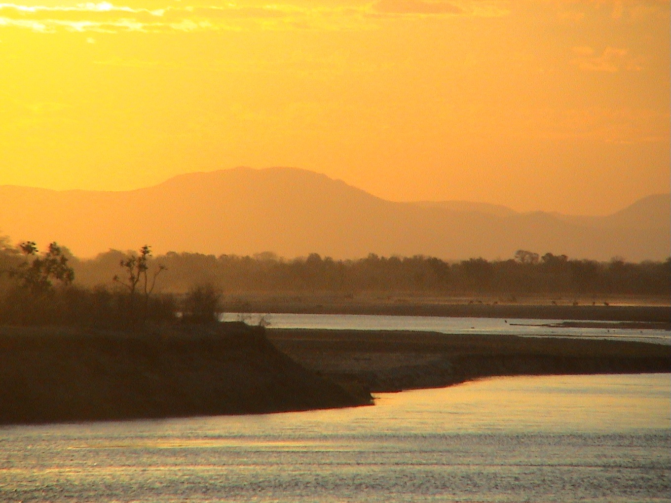 Island Bush Camp, Kafunta, Flussufer, Luangwa River, Sonnenuntergang, South Luangwa National Park, Ron und Anke Cowan, Abgeschiedenheit, afrikarma, afrikarma.de, Kafunta River Lodge, Komfort, Natur, Sambia, South Luangwa, South Luangwa Valley, Walking Safari, Wildnis, Afrikarma Safaris, Cowan