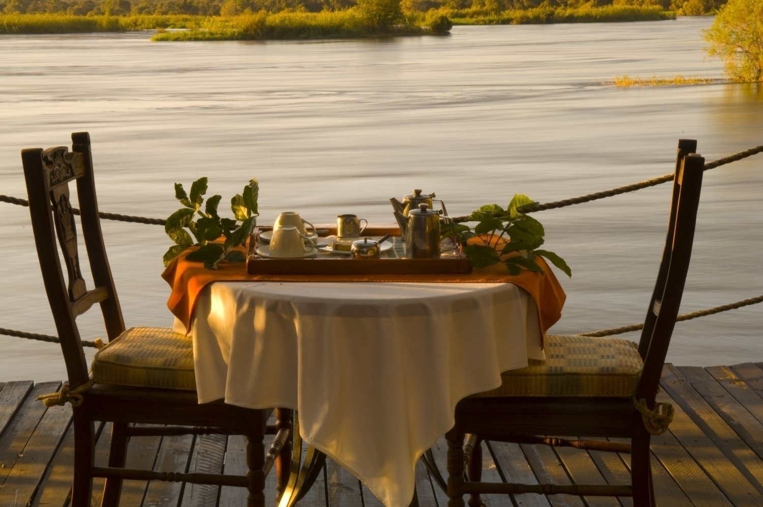Islands of Siankaba: Abendessen am Strom Abendessen, Dinner, Islands of Siankaba, Sambezi, Livingstone, Sambesi, Sambezi-Ufer, Victoria Falls, Viktoriafälle, Zambezi