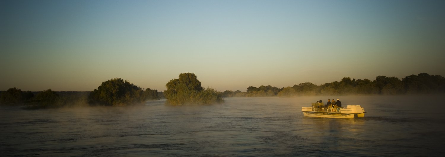 Islands of Siankaba: Ausflug auf dem Sambezi Islands of Siankaba, Motorboot, Livingstone, Sambesi, Sambezi, Sambezi-Ufer, Victoria Falls, Viktoriafälle, Zambezi