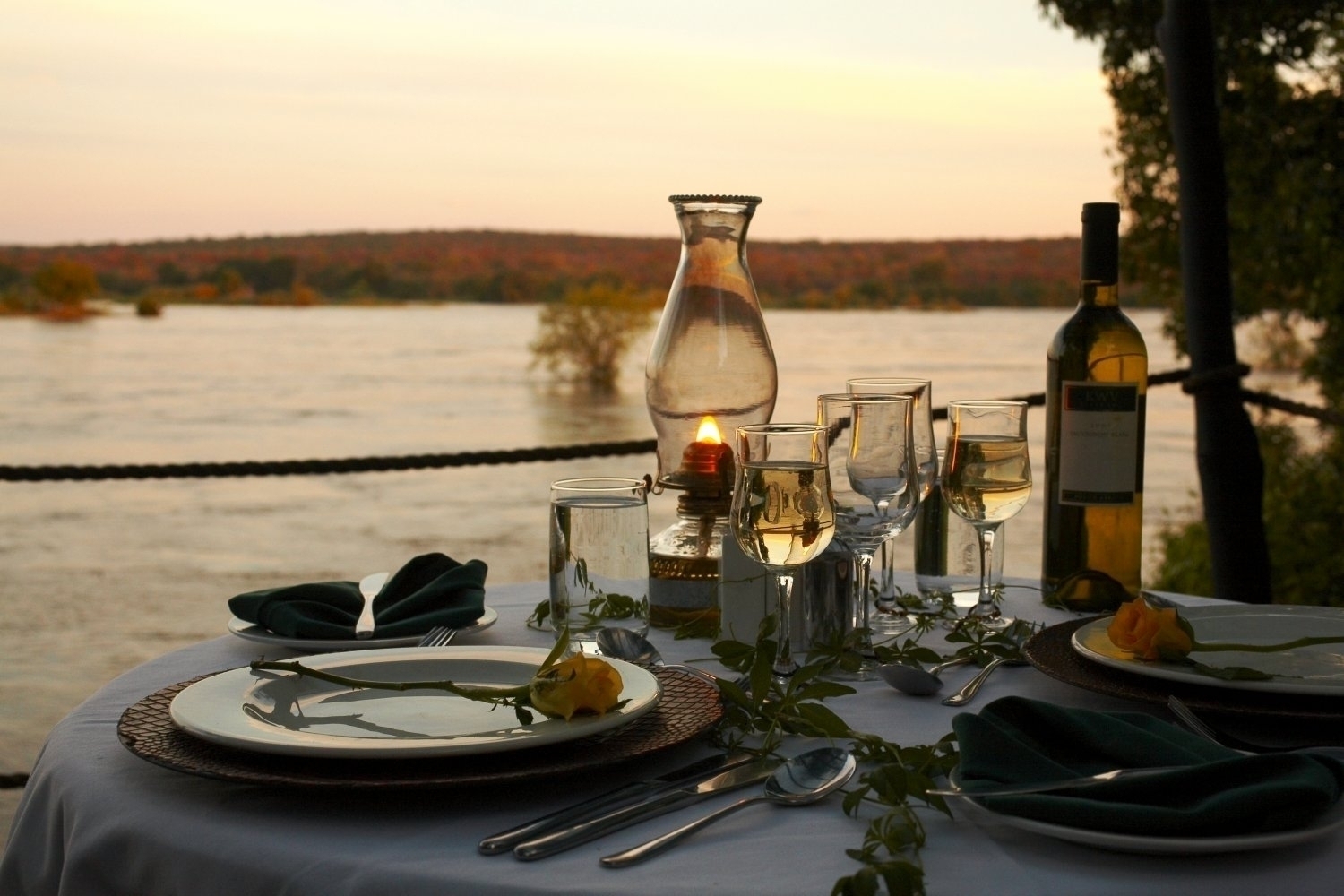 Islands of Siankaba: Dinner Abendessen, Dinner, Islands of Siankaba, private Mahlzeit, Livingstone, Sambesi, Sambezi, Sambezi-Ufer, Victoria Falls, Viktoriafälle, Zambezi