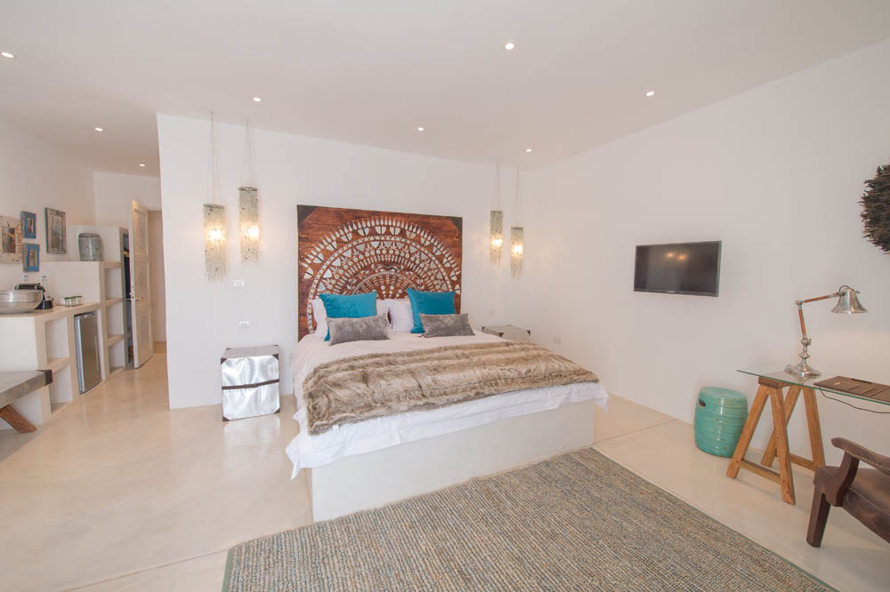 Latitude 15: Doppelbett und Schreibtisch