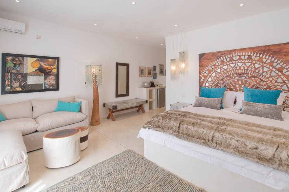 Boutique Hotel, Kabulonga, Latitude 15, Lusaka, The Latitude Hotels, Dekoration, Dopplebett, Gästezimmer, Sessel, Sitzgruppe, Sofa, Teppich, Afrikarma, Afrikarma Safaris, Afrikarma Safaris - Wildnis. Hautnah., Afrikarma.de