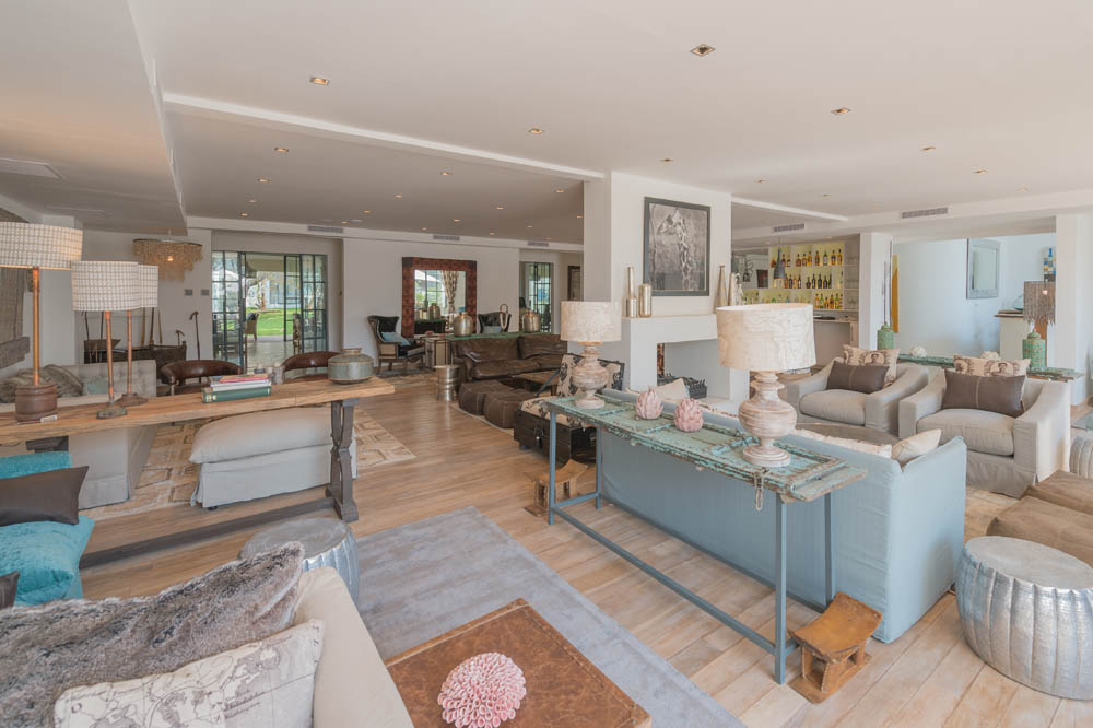 Boutique Hotel, Kabulonga, Latitude 15, Lusaka, The Latitude Hotels, Coffee Table, Lounge, Sessel, Sitzgruppe, Sofa, Afrikarma, Afrikarma Safaris, Afrikarma Safaris - Wildnis. Hautnah., Afrikarma.de