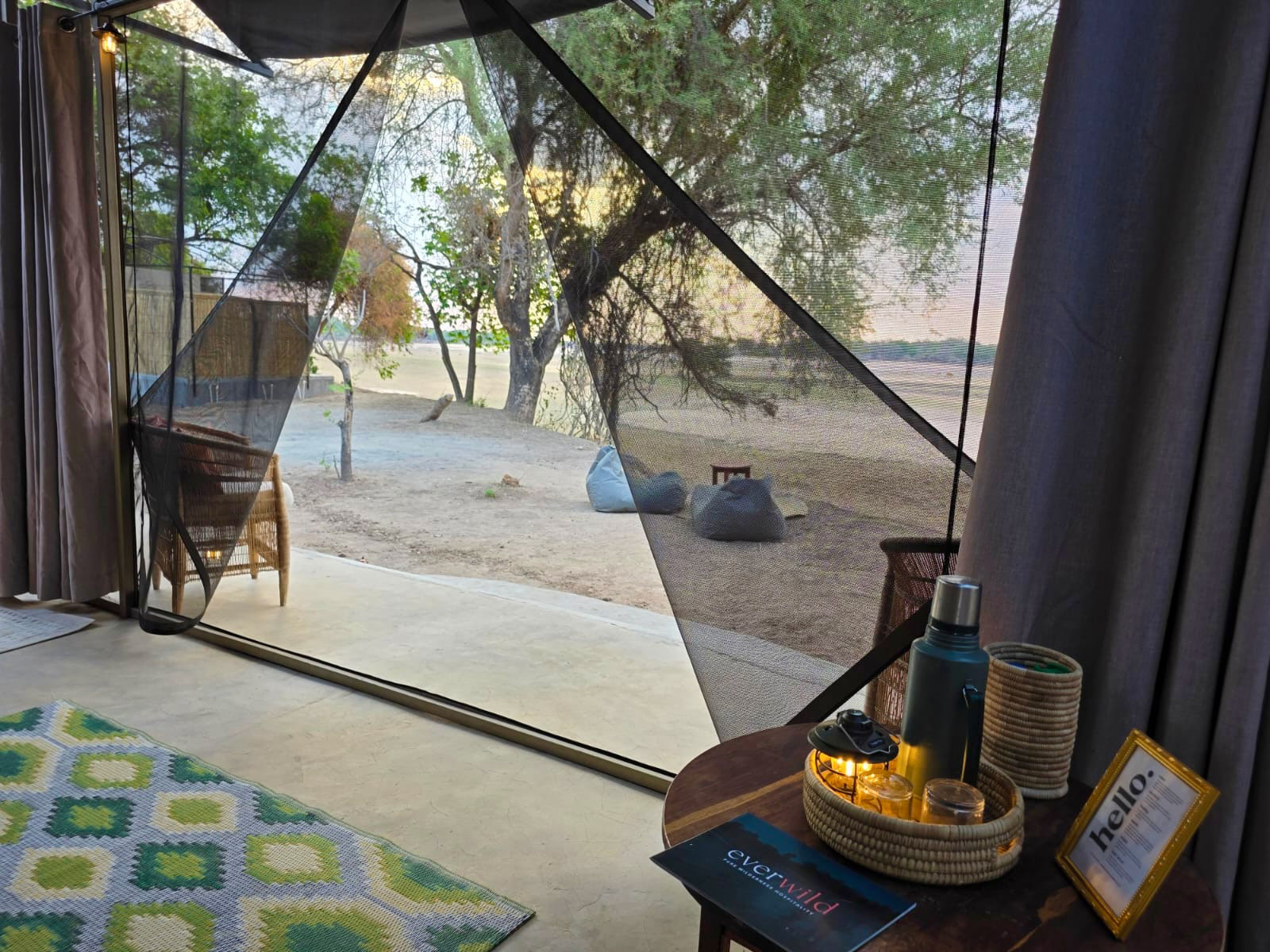 Luambe Horizons Camp: Das Canvas Chalet mit Veranda und Sitzsäcken