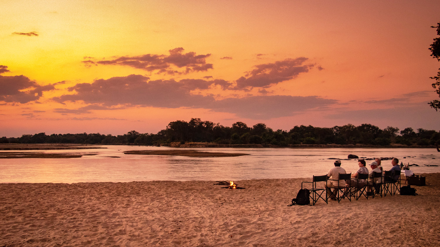 Luambe Horizons Camp: Ein Sundowner am Flussbett