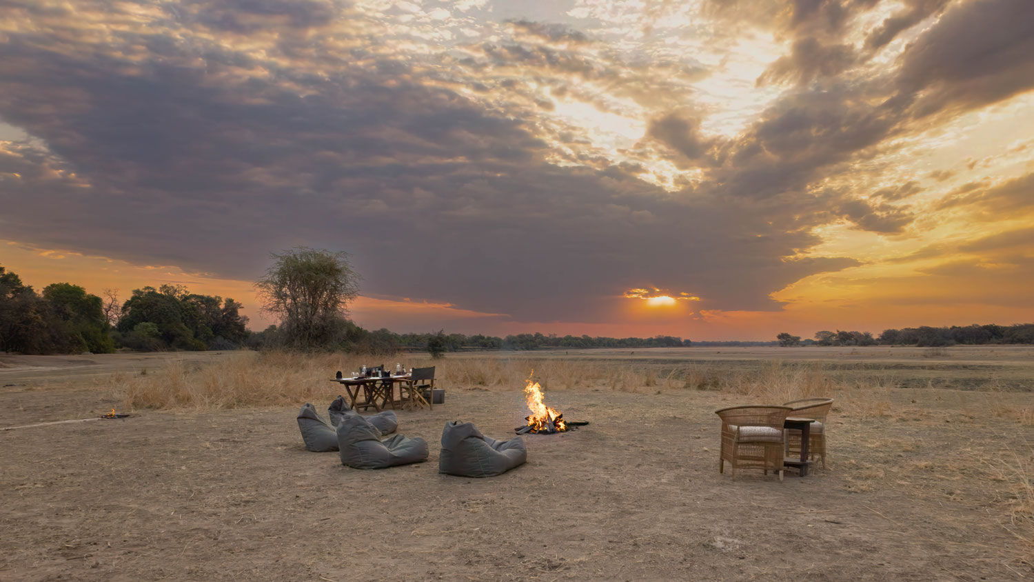 Luambe Horizons Camp: Ein Lagerfeuer im Camp