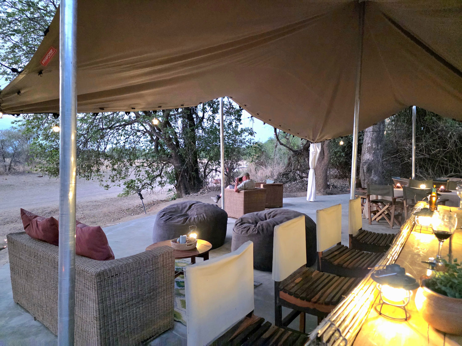 Luambe Horizons Camp: Die Lounge an der Bar