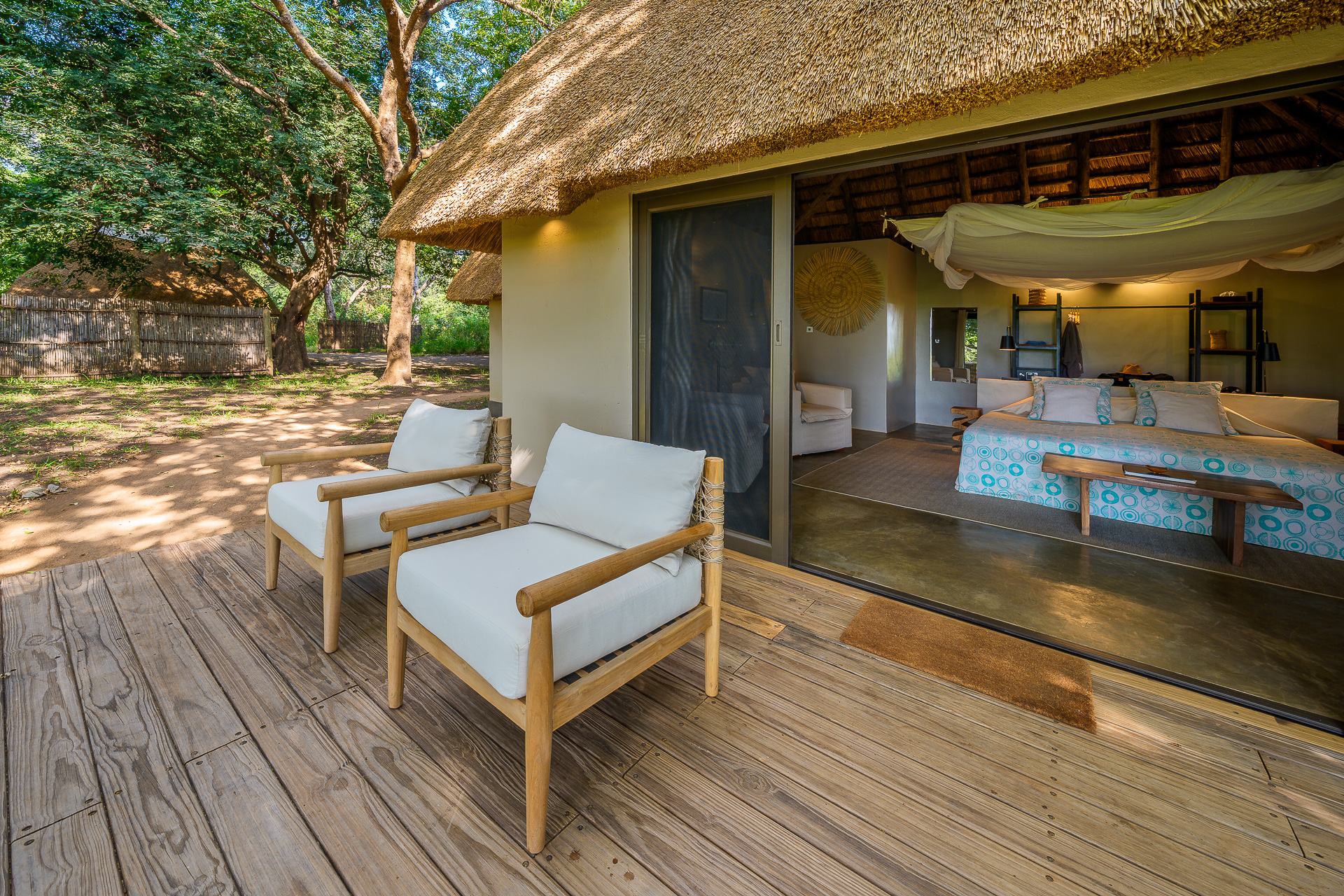 Luangwa River Camp: Blick ins Schlafzimmer von der Terrasse