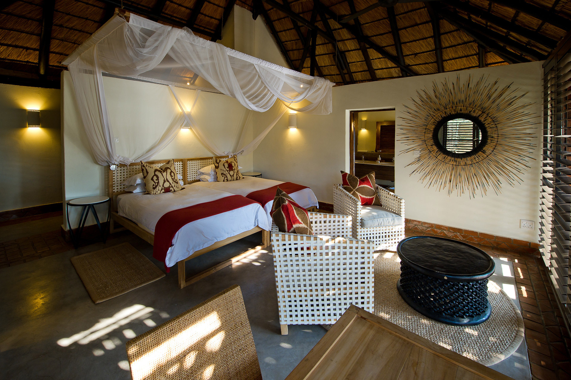 Mfuwe Lodge: Schlafraum Bushcamp Company, Luangwa River, Luangwa-Tal, Mfuwe Lodge, Paul Allen, Sambia, South Luangwa National Park, Walking Safari, Doppelbett, Gästechalet, Moskitonetz, Spiegel, Afrikarma, Afrikarma Safaris, Afrikarma.de
