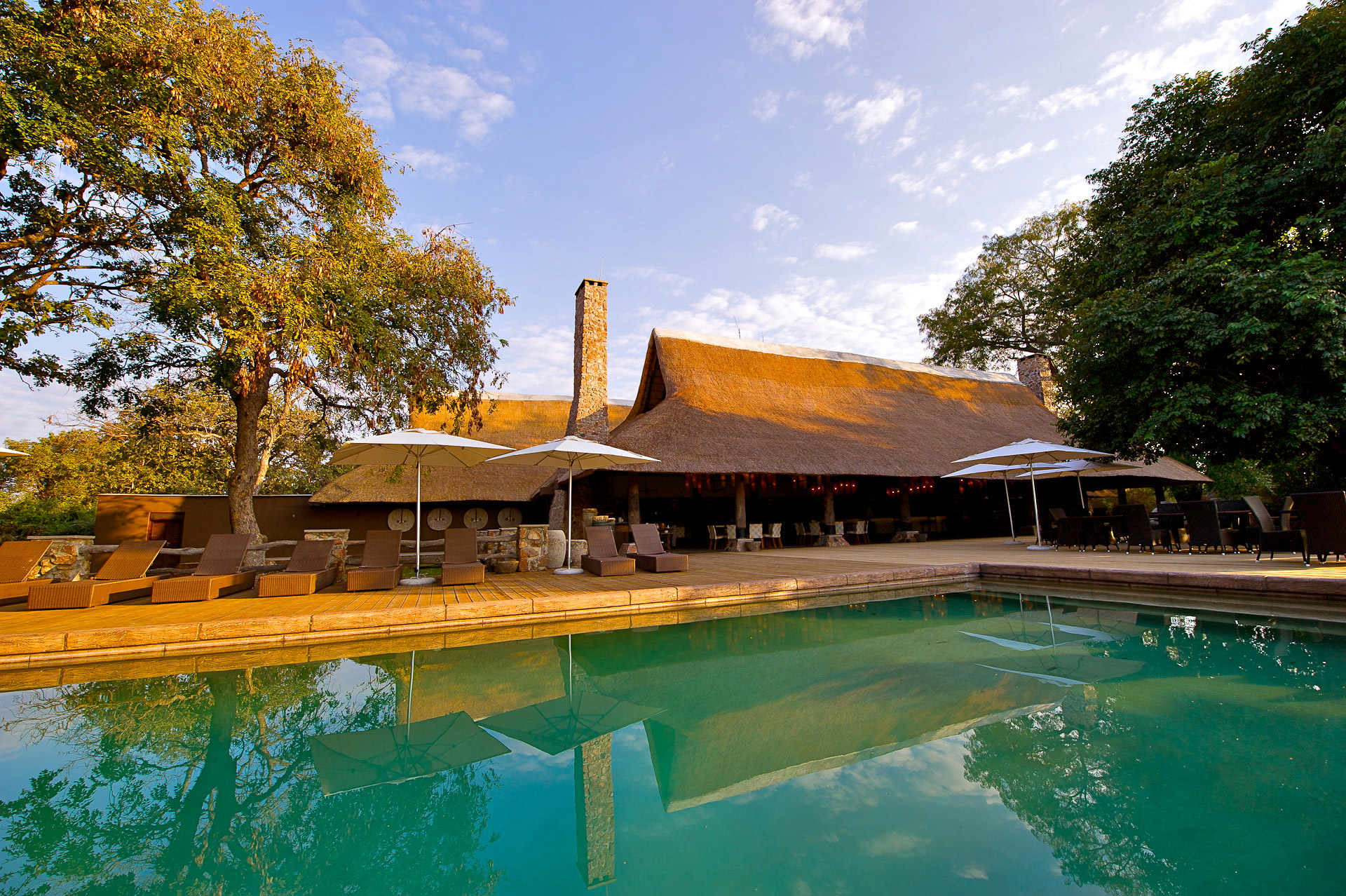 Mfuwe Lodge: Swimmingpool und Lodge Bushcamp Company, Luangwa River, Luangwa-Tal, Mfuwe Lodge, Paul Allen, Sambia, South Luangwa National Park, Walking Safari, Hauptgebäude, Swimming Pool, Afrikarma, Afrikarma Safaris, Afrikarma.de
