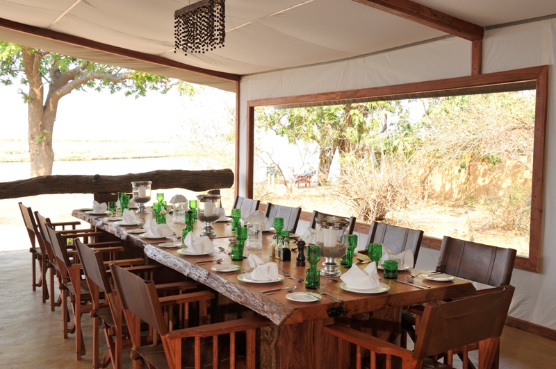 Kanu-Safari, Lower Zambezi National Park, Potato Bush Camp, Sambesi, Zambezi, Esstisch, Speisesaal, Afrikarma, Afrikarma Safaris, Afrikarma.de