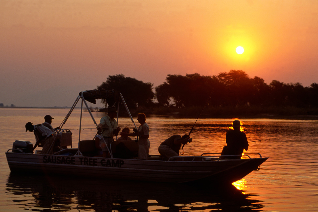Sausage Tree Camp: Angeltour Kanusafari, Lower Zambezi National Park, Sambesi, Sandbank, Sausage Tree Camp, Walking Safari, Zambezi, Angeln, Fischen, Motorboot, Sonnenuntergang, Zambezi Escarpment