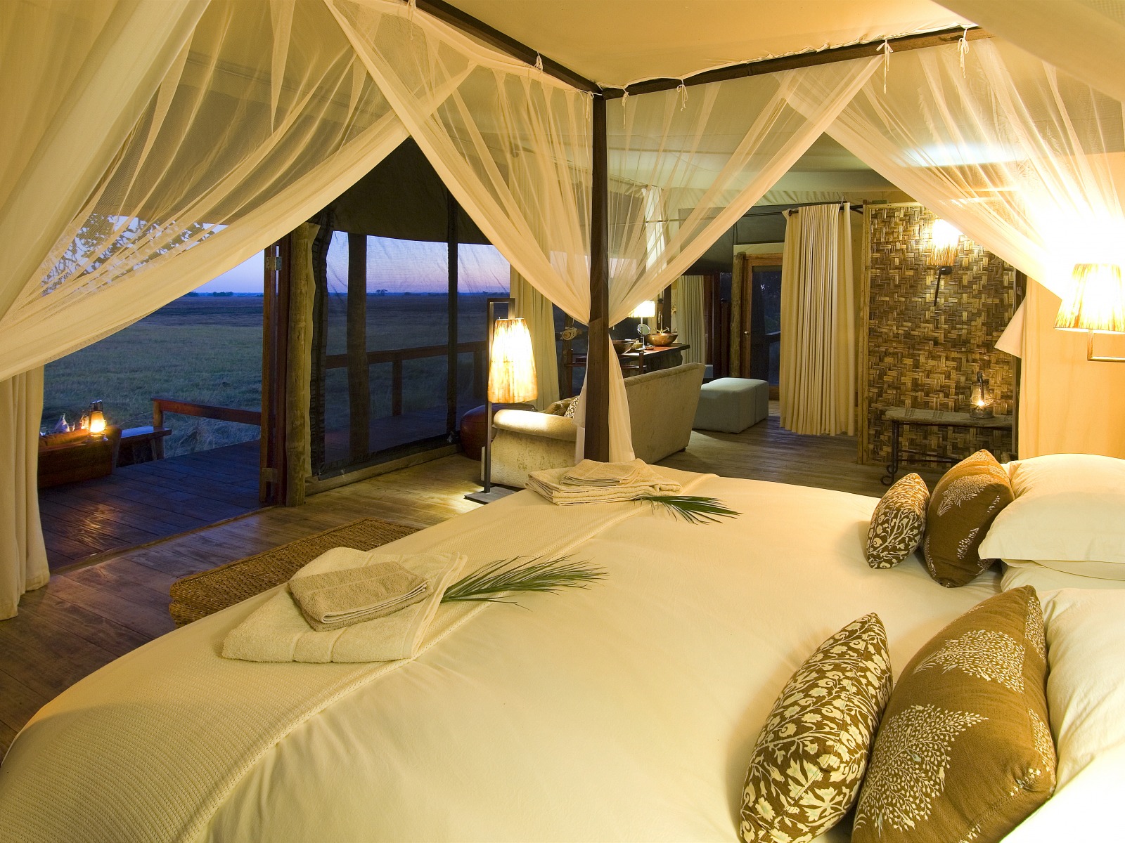 Busanga Plains, Kafue National Park, Schwemmebenen, Busanga-Ebenen, Fauna, Flood Plains, Heißluftballon, Kafue Nationalpark, Safari, Shumba Camp, Wilderness Safaris, Bett, Doppelbett, Entspannen, Schlafen, Schlafzimmer, Zimmer, Abend, Abendstimmung, Atmosphäre, Lichter, Lodge, Romantik, Stimmung