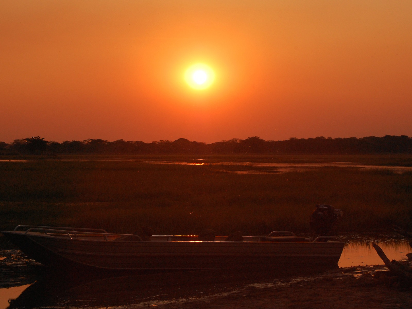Busanga Plains, Kafue National Park, Schwemmebenen, Abendstimmung, Atmosphäre, Boot, Bootsfahrt, Bootstour, Busanga-Ebenen, Busch, Fauna, Flood Plains, Fluss, Heißluftballon, Kafue Nationalpark, Romantik, Safari, Shumba Camp, Sonnenuntergang, Stimmung, Wilderness Safaris, Abend, Lichter, Lodge