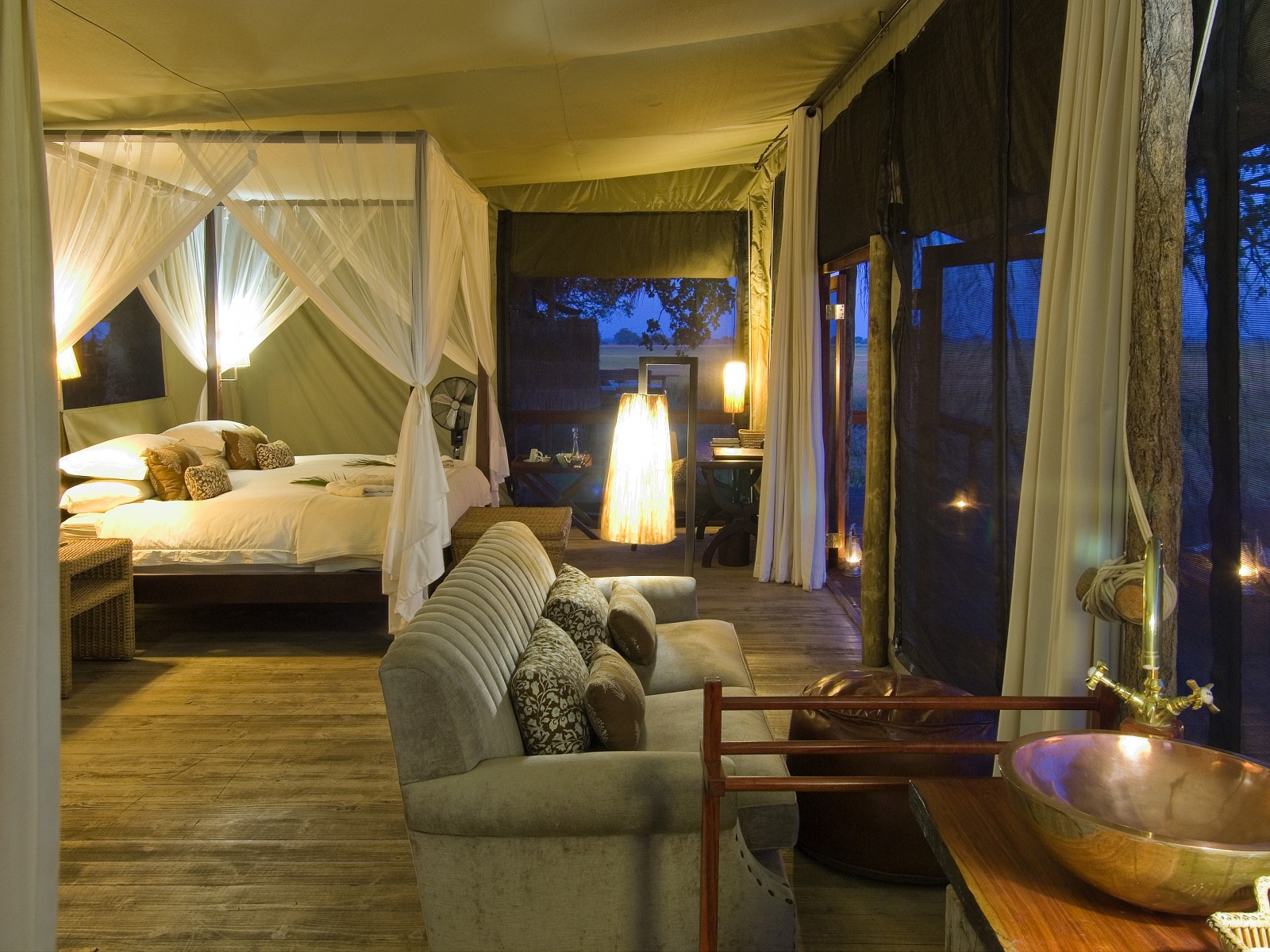 Busanga Plains, Kafue National Park, Schwemmebenen, Busanga-Ebenen, Fauna, Flood Plains, Heißluftballon, Kafue Nationalpark, Safari, Shumba Camp, Wilderness Safaris, Bett, Raum, Schlafzimmer, Sofa, Waschbecken, Zelt, Zimmer, Abend, Abendstimmung, Atmosphäre, Lichter, Lodge, Romantik, Stimmung