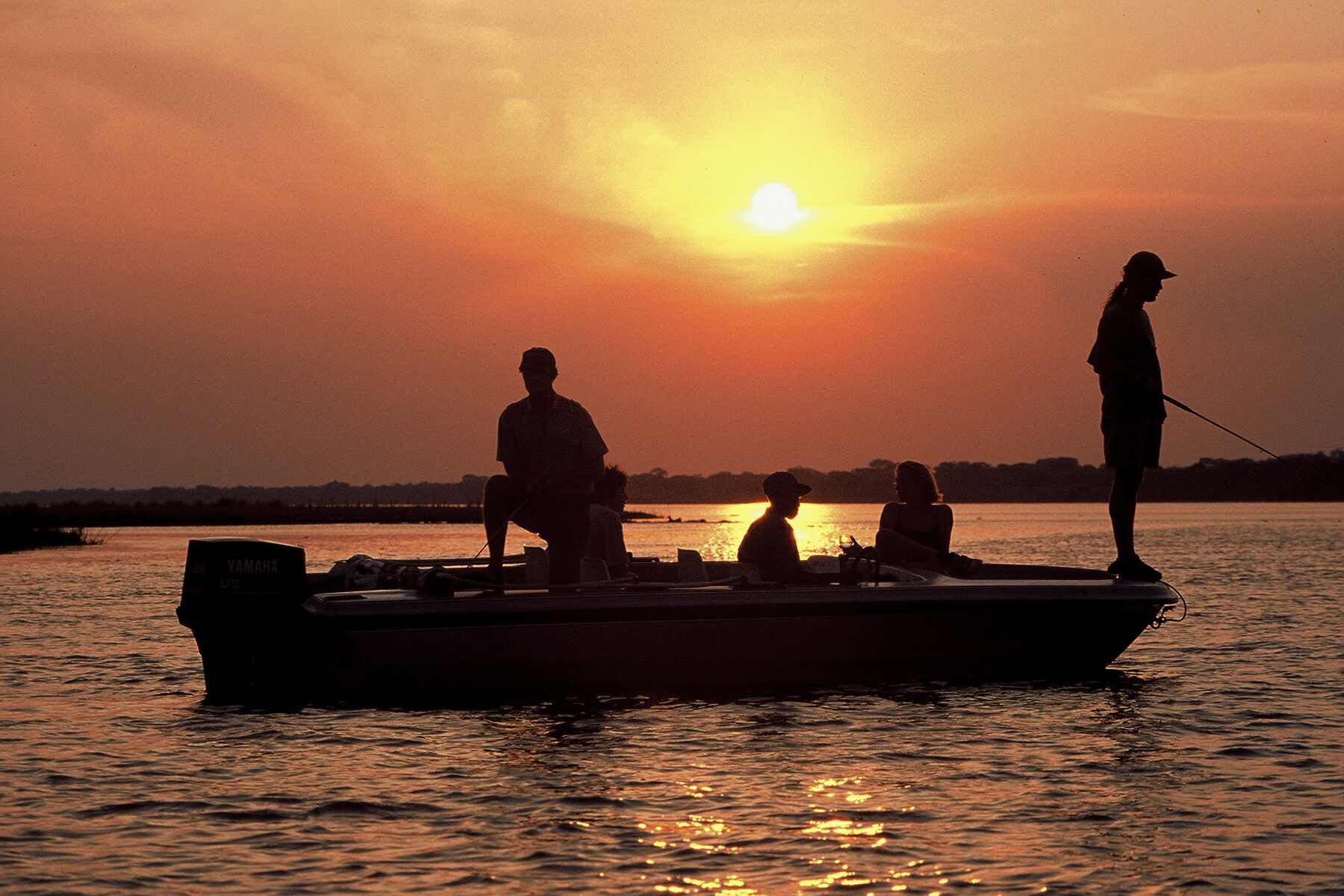 Stanley Safari Lodge: Angelfahrt Action, Activities, Aktivitäten, Livingstone, Sambesi, Sambezi, Stanley Exploration and Safari Company, Stanley Safari Lodge, Viktoriafälle, Angeln, Boot, Sonnenuntergang, His Royal Highness Chief Mukuni