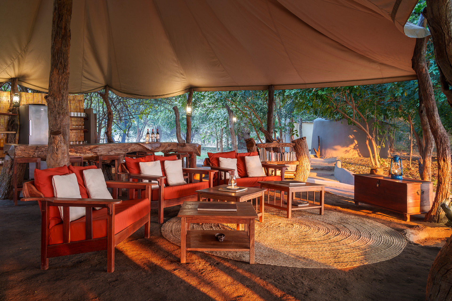 Tena Tena Camp: Sitzbereich mit Bar dahinter