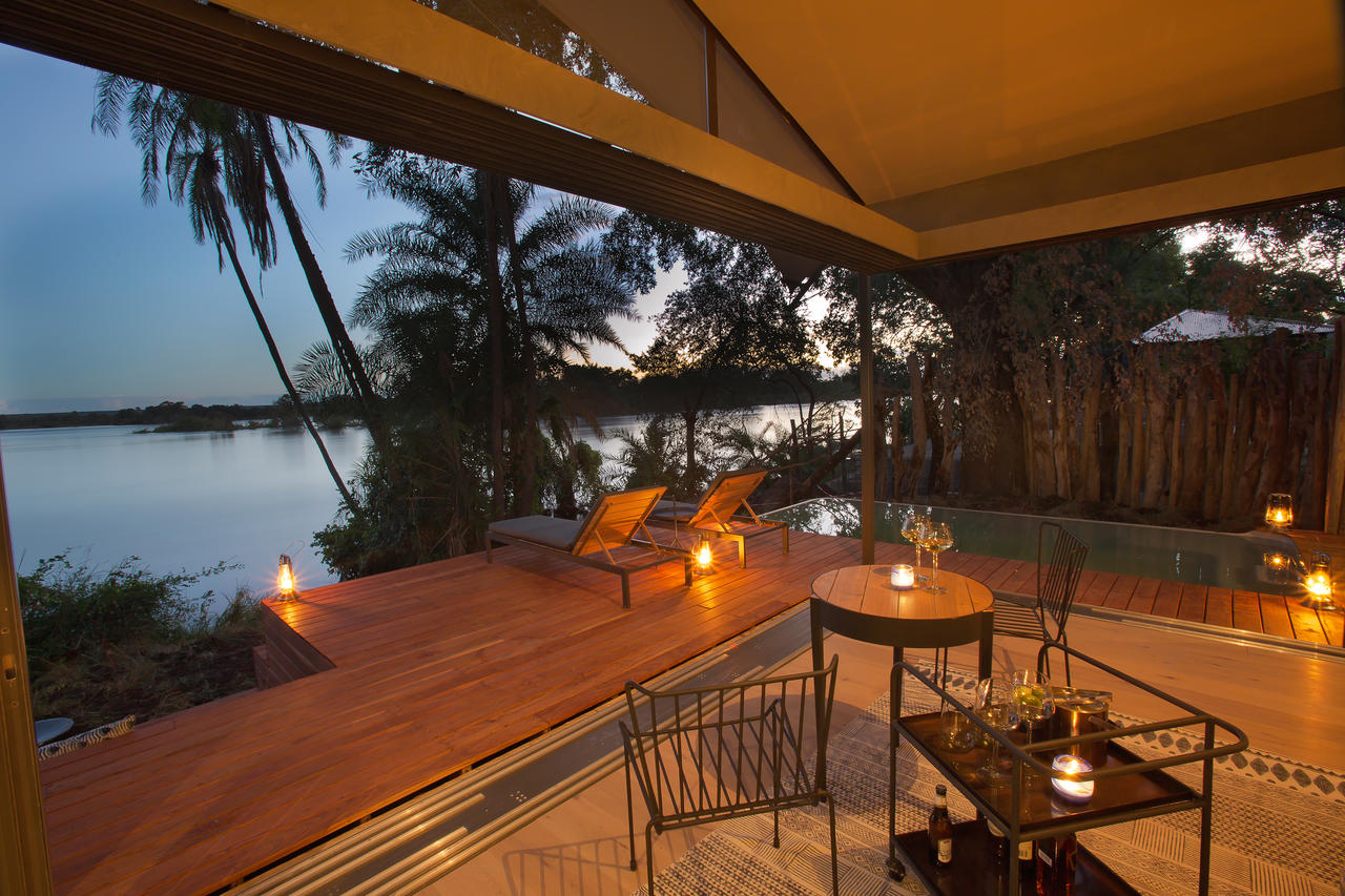 African Bush Camps, Afrikarma Safaris, Afrikarma Safaris - Wildnis. Hautnah., afrikarma.de, Mosi-Oa-Tunya National Park, Sambia, Thorntree, Thorntree River Lodge, Victoria Falls, Zambezi River, Flussblick, Gästezelt, Kaffeetisch, Liegestuhl, Afrikarma