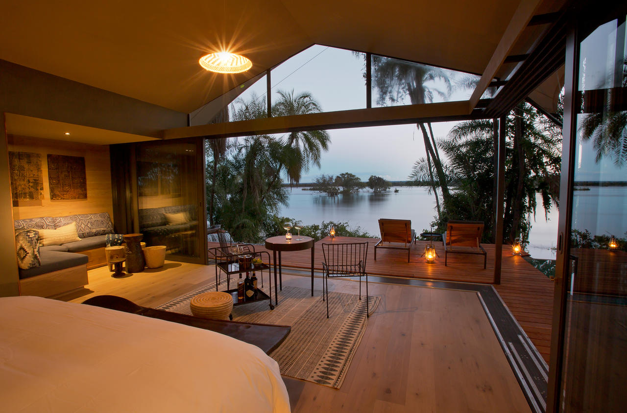 African Bush Camps, Afrikarma Safaris, Afrikarma Safaris - Wildnis. Hautnah., afrikarma.de, Mosi-Oa-Tunya National Park, Sambia, Thorntree, Thorntree River Lodge, Victoria Falls, Zambezi River, Doppelbett, Flussblick, Gästezelt, Liegestuhl, Private Veranda, Afrikarma