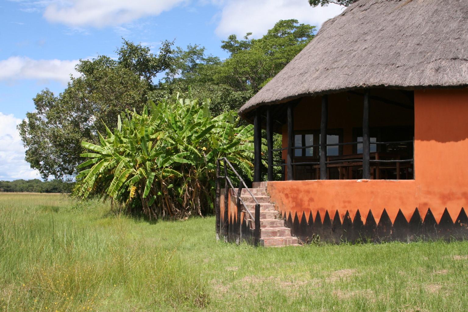 Wasa Lodge: Aufgang zum offenen Speisesaal Kasanka National Park, Kasanka Trust, Palmenflughund, Straw colored Fruit Bat, Wasa Lodge, Gästechalet, Hauptgebäude, Lodge, Rondavel, Aufgang, Treppe, Afrikarma, Afrikarma Safaris, Afrikarma Safaris - Wildnis. Hautnah., Afrikarma.de, Lavushi Manda