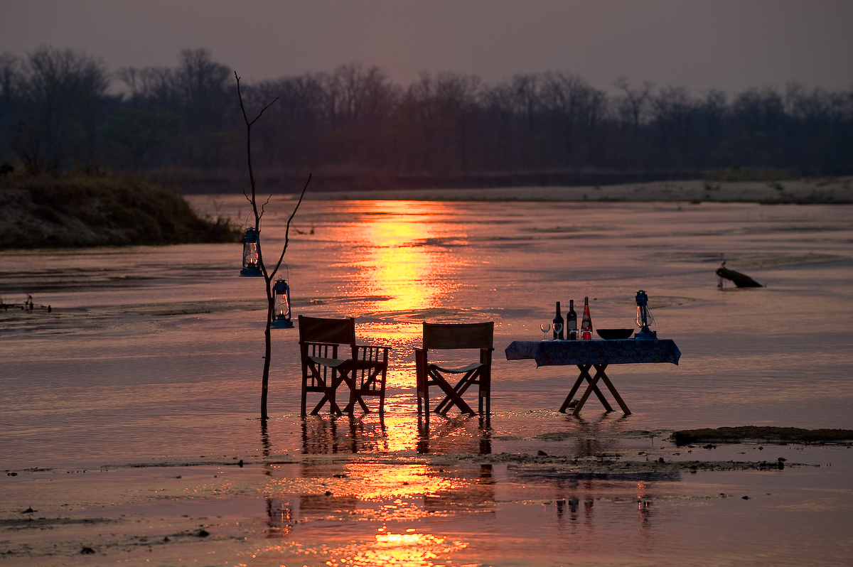 Bushcamp Company, Game Drive, Lagune, Luangwa River, Luangwa-Tal, South Luangwa National Park, Walking Safari, Zungulila Bushcamp, Kapamba, Öllampe, Privates Dinner, Sonnenuntergang, Afrikarma, Afrikarma Safaris, Afrikarma.de, Andy Hogg, Paul Allen