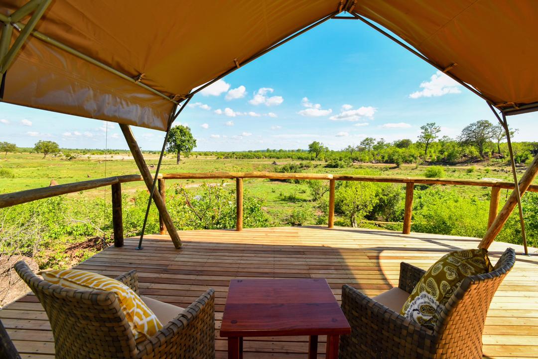 Deteema Springs, Deteema Springs Camp, Hwange National Park, Gästezelt, Sessel, Veranda, Afrikarma, Afrikarma Safaris, Afrikarma Safaris. Wildnis. Hautnah., Afrikarma.de, Machaba Safaris