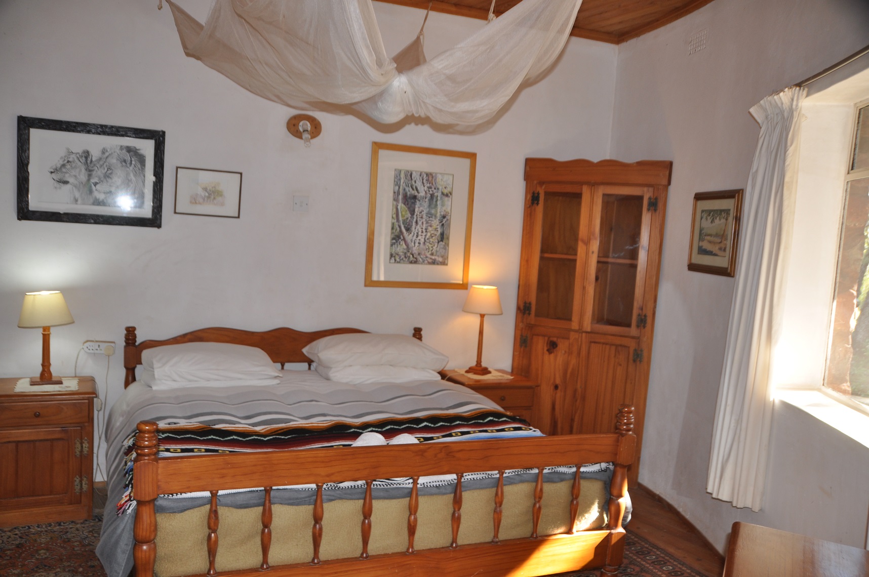 Frog and Fern Cottages: Miombo Cottage - Doppelbett Chimanimani National Park, Eastern Highlands, Frog and Fern Cottages, Jane High, Miombo Cottage, Reetdach, Doppelbett, Moskitonetz, Afrikarma, Afrikarma Safaris, Afrikarma Safaris. Wildnis. Hautnah., Afrikarma.de