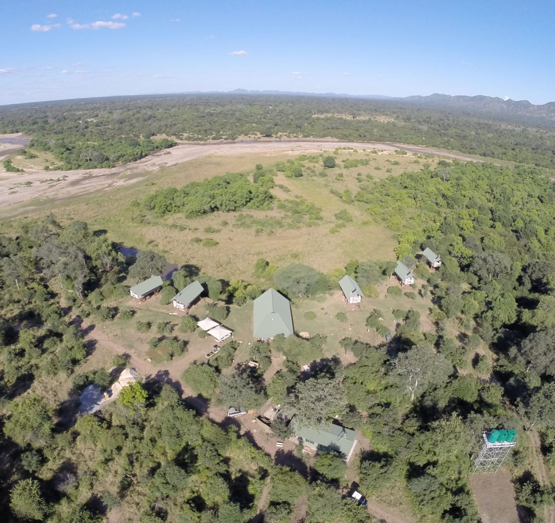 Afrikarma, Afrikarma Safaris, Afrikarma Safaris. Wildnis. Hautnah., Afrikarma.de, Kavinga Safari Camp, Mana Pools National Park, Gesamtansicht, Luftbild, Zambezi Escarpment