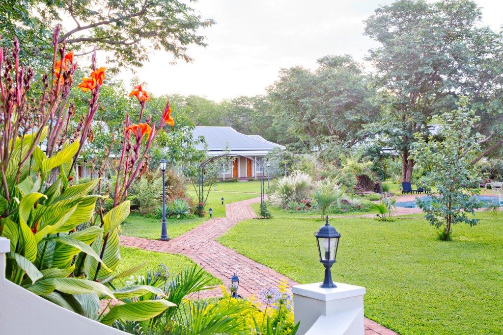 Pioneers Victoria Falls, Victoria Falls, Garten, Laterne, Weg, Afrikarma, Afrikarma Safaris, Afrikarma Safaris - Wildnis. Hautnah., Afrikarma.de