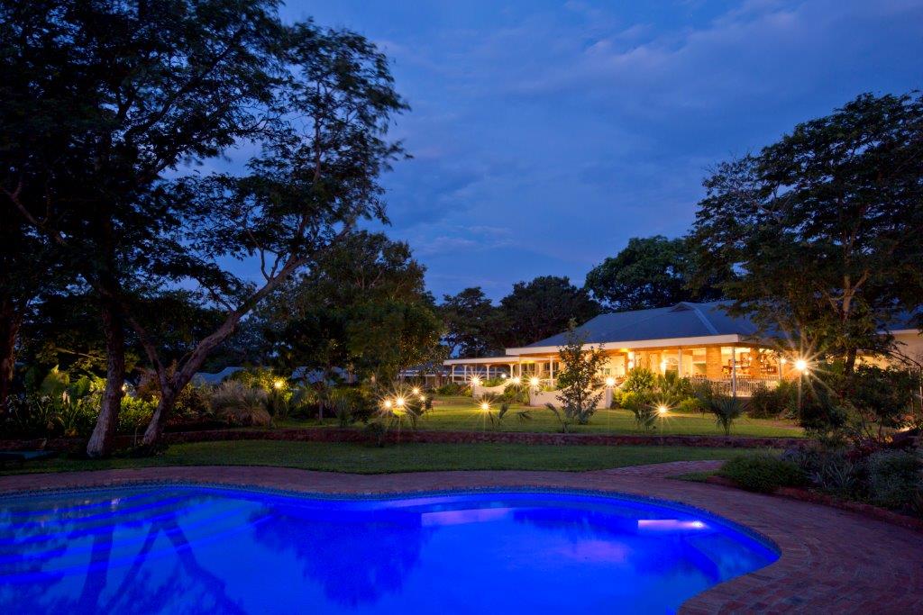 Pioneers Victoria Falls: Garten und Pool bei Nacht