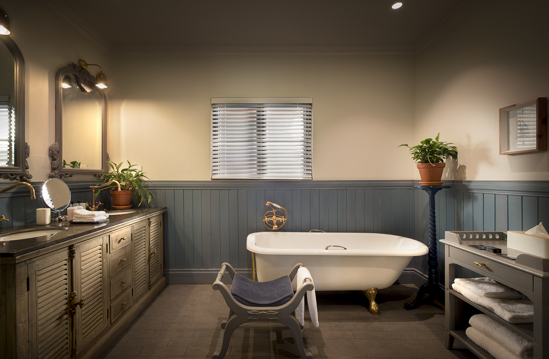 Afrikarma, Afrikarma Safaris, Afrikarma Safaris - Wildnis. Hautnah., Afrikarma.de, Kommode, Pflanze, Spiegel, Stanley and Livingstone Boutique Hotel, Stuhl, Badewanne, Pflanzenständer, Waschbecken, Waschbeckenkommode