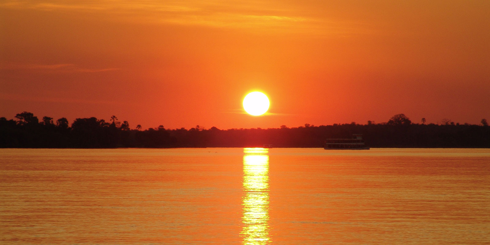 Afrikarma, Afrikarma Safaris, Afrikarma Safaris - Wildnis. Hautnah., Afrikarma.de, Schiff, Sonnenuntergang, Zambezifluss, Stanley and Livingstone Boutique Hotel