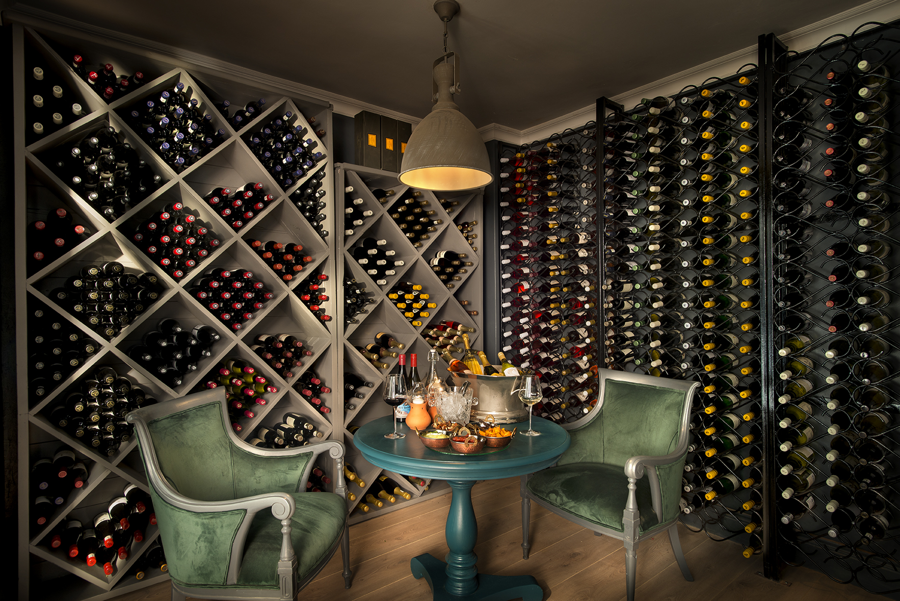 Stanley and Livingstone Boutique Hotel, Afrikarma, Afrikarma Safaris, Afrikarma Safaris - Wildnis. Hautnah., Afrikarma.de, Stühle, Weingläser, Weinkühler, Tisch, Weinflaschen