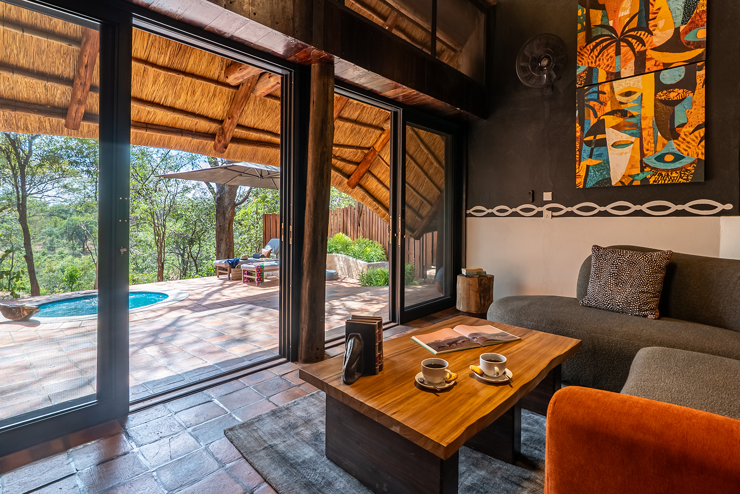 Albida - Victoria Falls Lodge: Lounge mit Blick auf die Terrasse