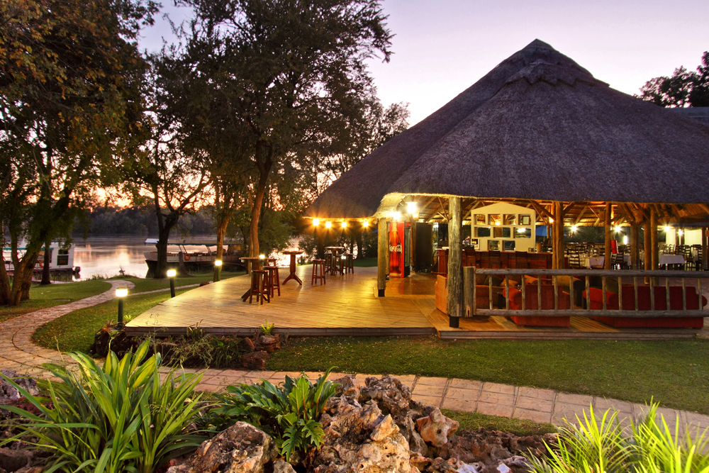 A'Zambezi River Lodge: Bar im Garten A'Zambezi River Lodge, Bar, Fluss, Garten, Rainbow Toursim Group, Restaurant, Sambesi, Victoria Falls, Viktoriafälle, Afrikarma, Afrikarma Safaris, Afrikarma.de