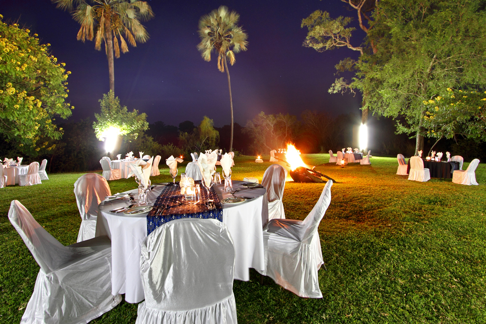 A'Zambezi River Lodge: Dinner im Garten A'Zambezi River Lodge, Dinner, Garten, Rainbow Toursim Group, Restaurant, Sambesi, Victoria Falls, Viktoriafälle, Afrikarma, Afrikarma Safaris, Afrikarma.de