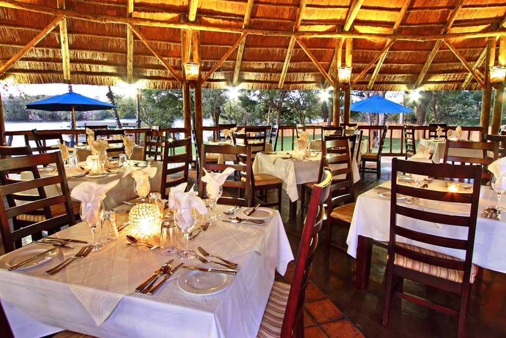 A'Zambezi River Lodge: Im Restaurant A'Zambezi River Lodge, Dinner, Rainbow Toursim Group, Restaurant, Sambesi, Victoria Falls, Viktoriafälle, Afrikarma, Afrikarma Safaris, Afrikarma.de