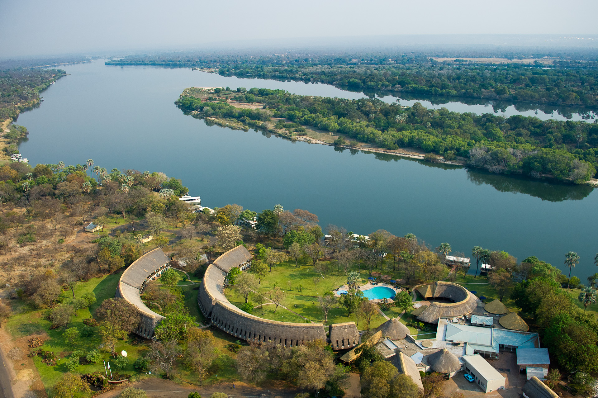 A'Zambezi River Lodge: Luftbild A'Zambezi River Lodge, Gesamtansicht, Luftbild, Panorama, Rainbow Toursim Group, Sambesi, Victoria Falls, Viktoriafälle, Afrikarma, Afrikarma Safaris, Afrikarma.de
