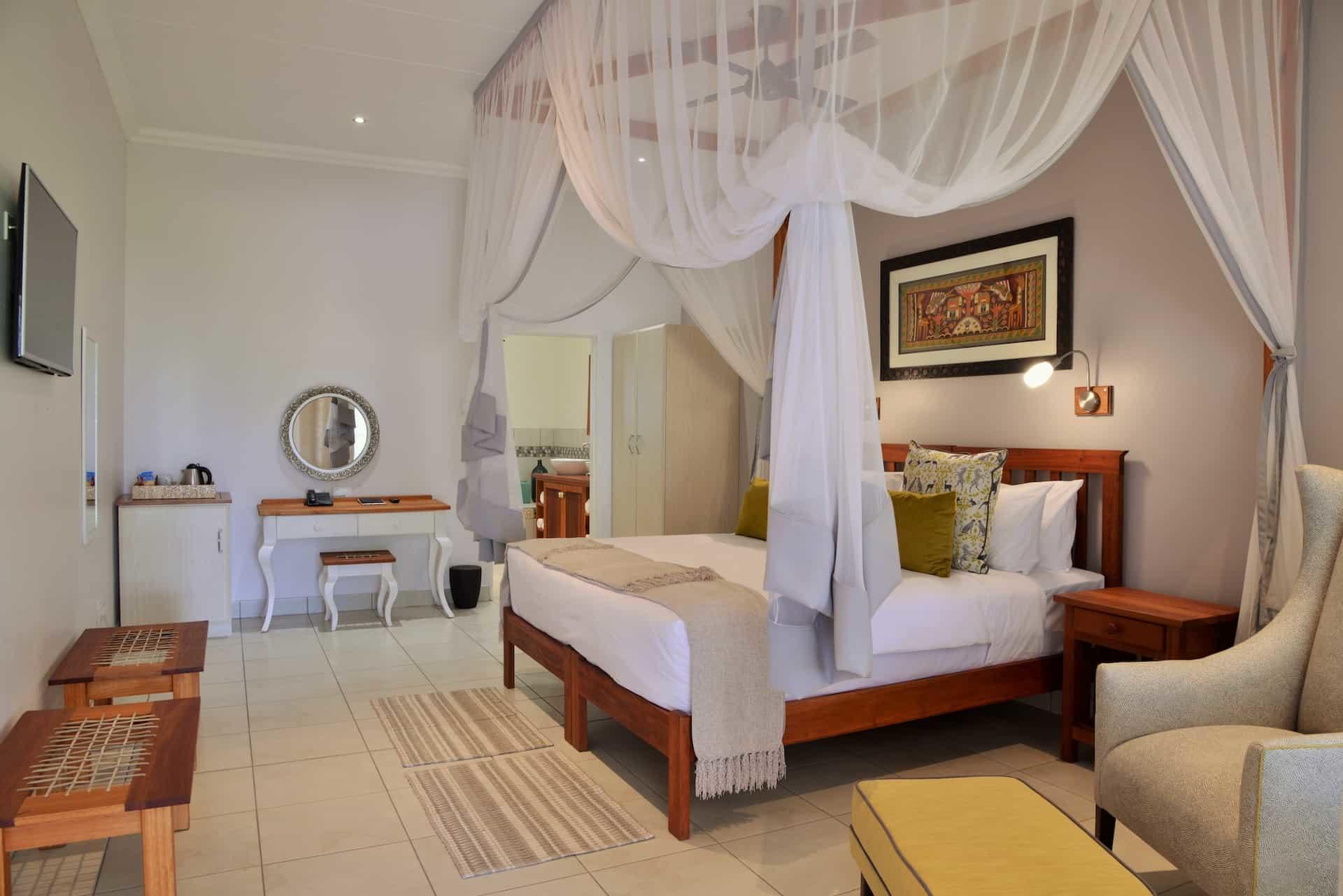 Batonka Guest Lodge: Pool View Room Bett