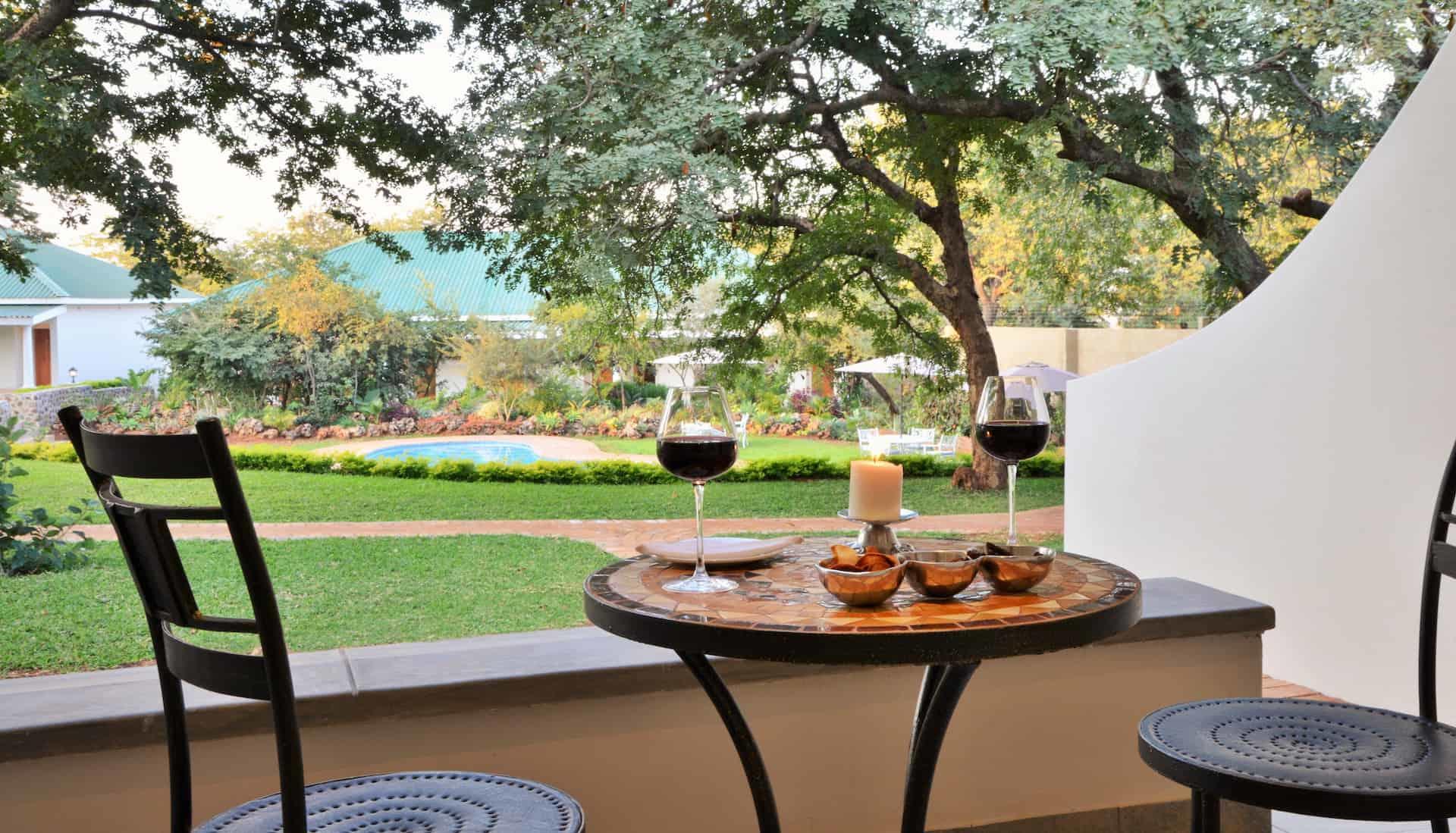 Batonka Guest Lodge: Pool View Room Terrasse