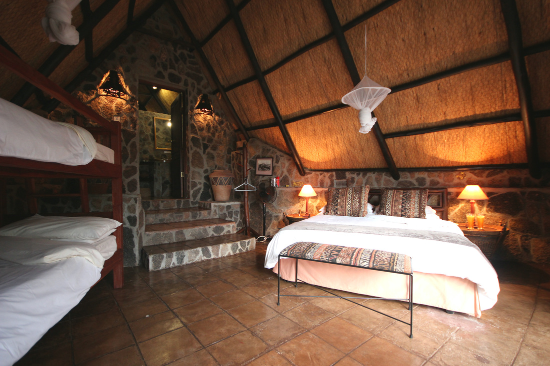 Big Cave Camp, Big Cave Lodge, Big Cave Wilderness, Bulawayo, Caron und David Waddy, Caron Waddy, David Waddy, Game Drive, Granit, Granitfelsen, Matobo, Matobo Gebirge, Matobo National Park, Nashorn, Simbabwe, UNESCO, Waddy, Whovi Game Park, Zimbabwe, Chalet, Komfort, Unterkunft, afrikarma, afrikarma.de