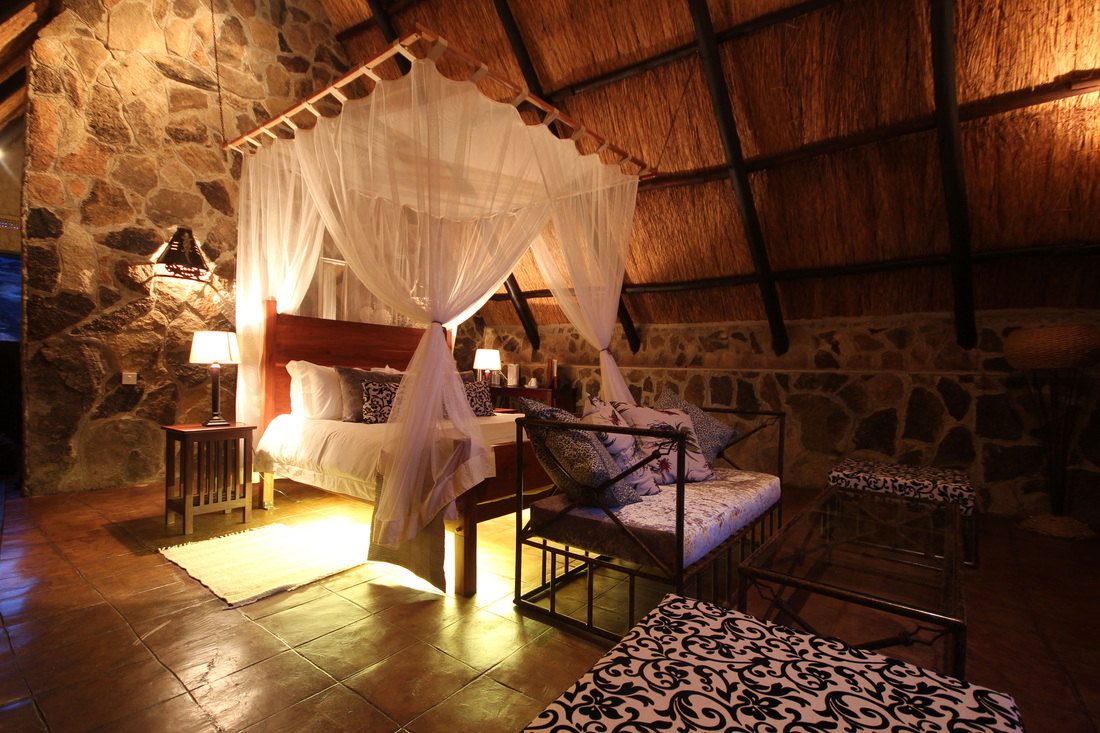 Big Cave Camp, Big Cave Lodge, Big Cave Wilderness, Bulawayo, Caron und David Waddy, Caron Waddy, David Waddy, Game Drive, Granit, Granitfelsen, Matobo, Matobo Gebirge, Matobo National Park, Nashorn, Simbabwe, UNESCO, Waddy, Whovi Game Park, Zimbabwe, Chalet, Komfort, Unterkunft, afrikarma, afrikarma.de