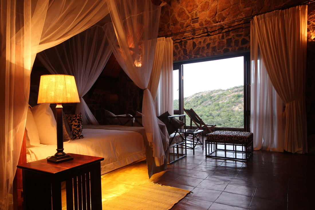 Big Cave Camp, Big Cave Lodge, Big Cave Wilderness, Bulawayo, Caron und David Waddy, Caron Waddy, David Waddy, Game Drive, Granit, Granitfelsen, Matobo, Matobo Gebirge, Matobo National Park, Nashorn, Simbabwe, UNESCO, Waddy, Whovi Game Park, Zimbabwe, Chalet, Komfort, Unterkunft, afrikarma, afrikarma.de