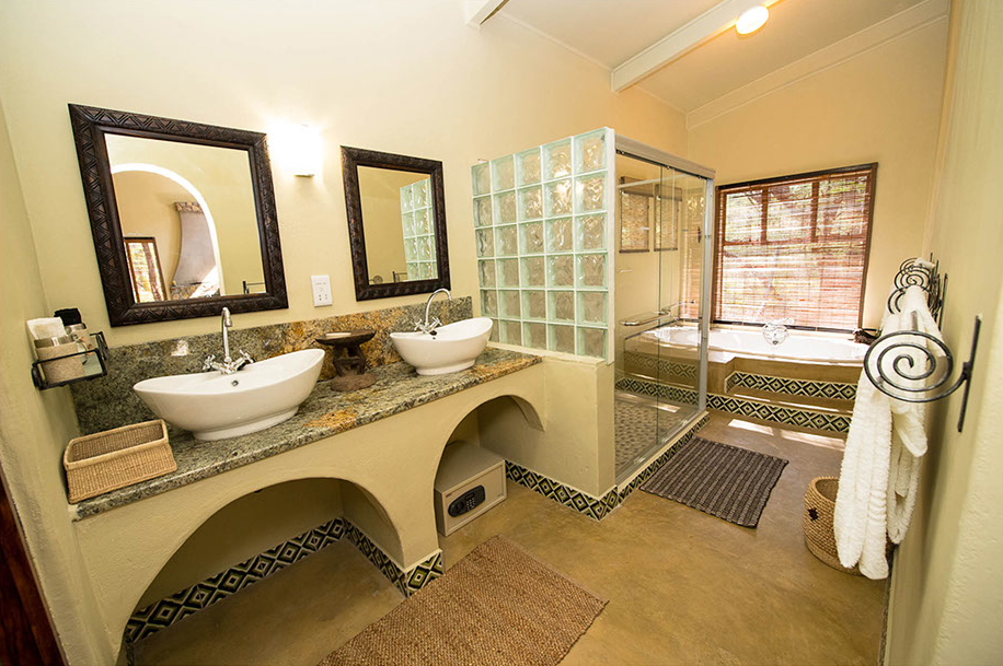 Camelthorn Lodge, Hwange National Park, Imvelo, Maisonette, Safari Lodge, Dusche, Gästebad, Waschbecken, WC, Afrikarma, Afrikarma GmbH, Afrikarma Safaris, Afrikarma Safaris - Wildnis. Hautnah., Afrikarma.de