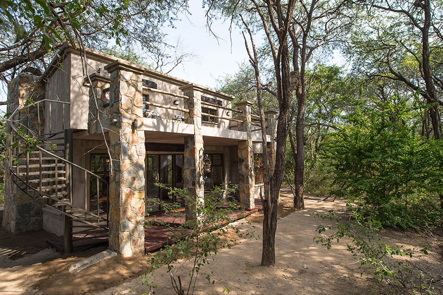 Camelthorn Lodge, Hwange National Park, Imvelo, Maisonette, Safari Lodge, Wendeltreppe, Afrikarma, Afrikarma GmbH, Afrikarma Safaris, Afrikarma Safaris - Wildnis. Hautnah., Afrikarma.de