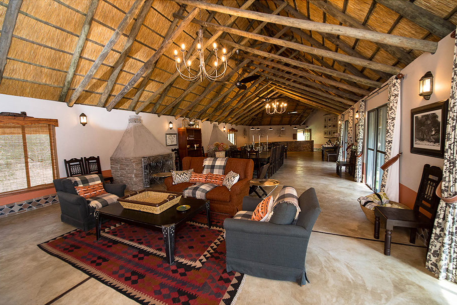Camelthorn Lodge, Hwange National Park, Imvelo, Maisonette, Safari Lodge, Lounge, Sessel, Sitzgruppe, Sofa, Teppiche, Afrikarma, Afrikarma GmbH, Afrikarma Safaris, Afrikarma Safaris - Wildnis. Hautnah., Afrikarma.de